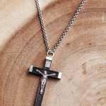 collar con cruz