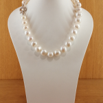collar con una perla