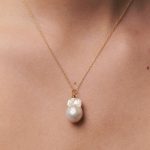 collar con una perla