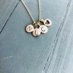 collares con iniciales